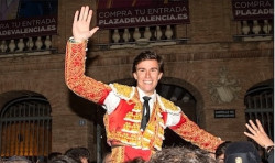 Alejandro Penaranda em ombros na primeira novilhada da Feira dos Milagres